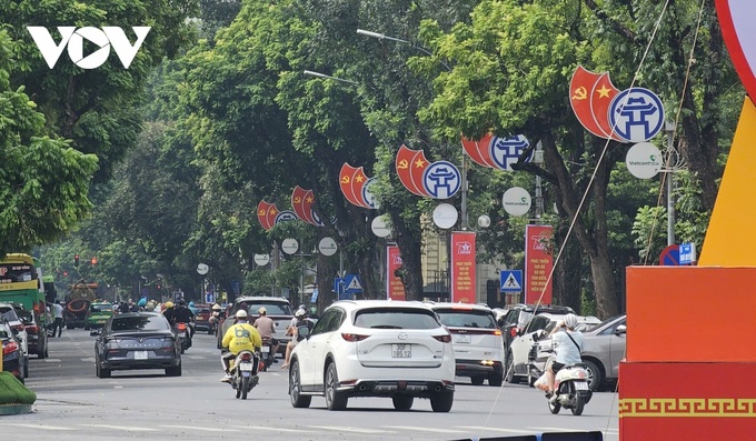 Hanoi streets decorated for Liberation Day celebrations - 4