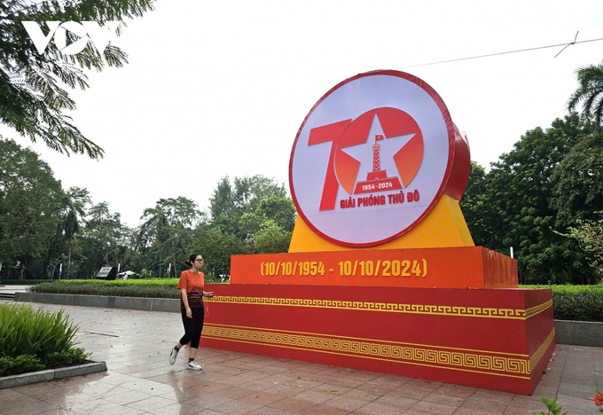 Hanoi streets decorated for Liberation Day celebrations - 5