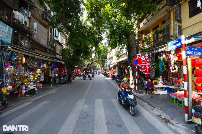 Hanoi street already preparing for Christmas - 1