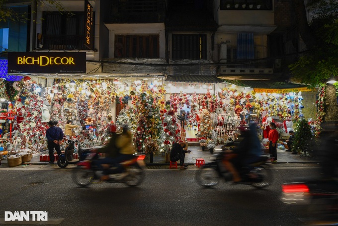 Hanoi street already preparing for Christmas - 9