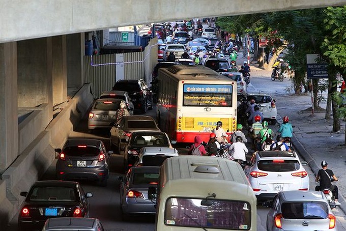 Construction sites worsen Hanoi traffic - 2