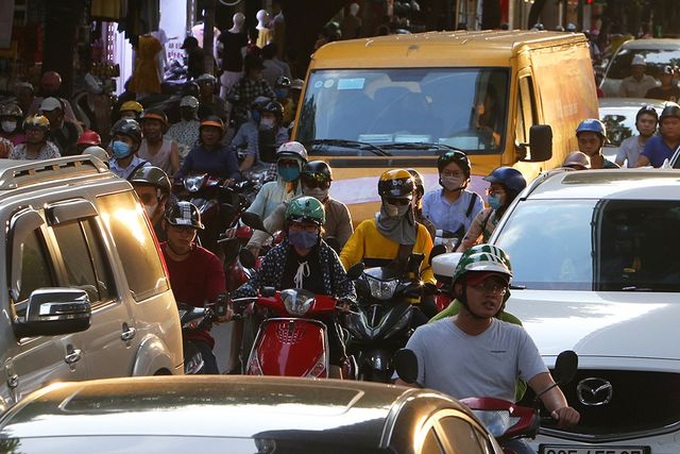 Construction sites worsen Hanoi traffic - 5