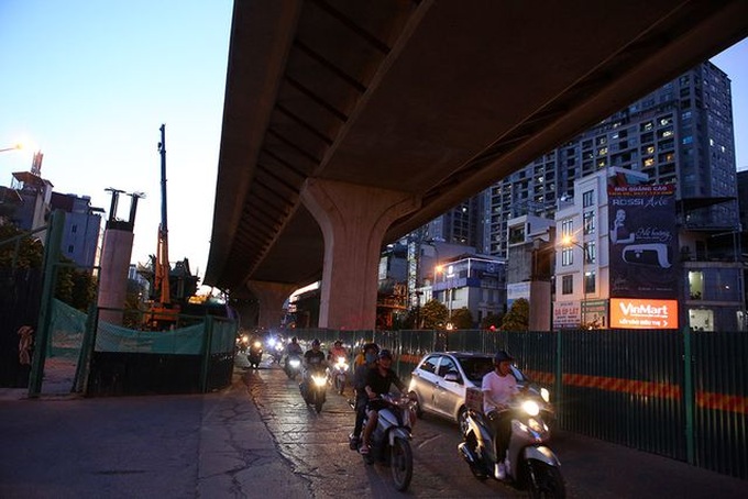 Construction sites worsen Hanoi traffic - 6