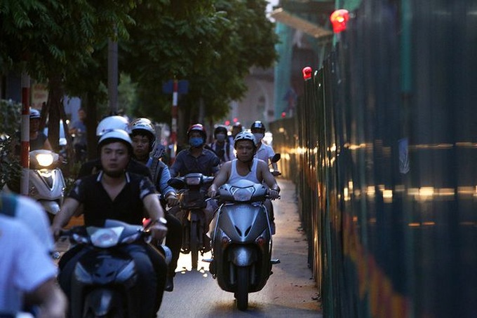 Construction sites worsen Hanoi traffic - 7
