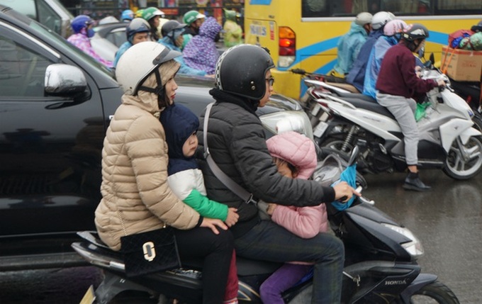 Capital's southern exits congested as people leave for Tet - 2