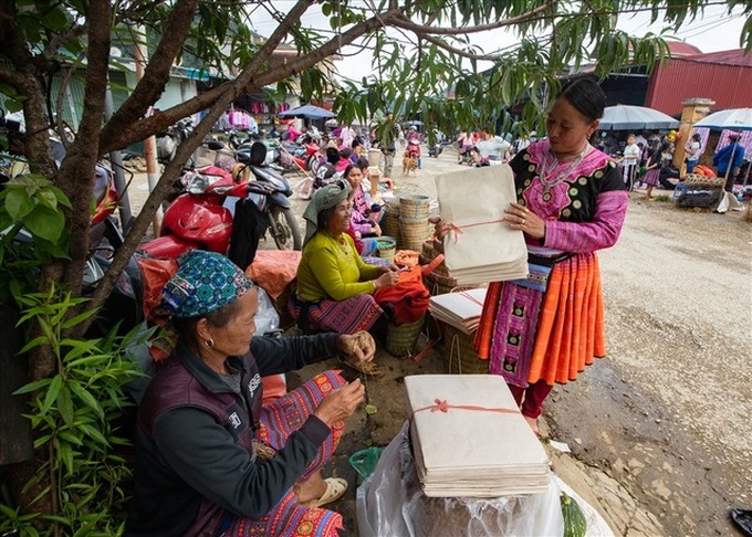 H'mong ethnic group continues traditional paper-making craft - 3