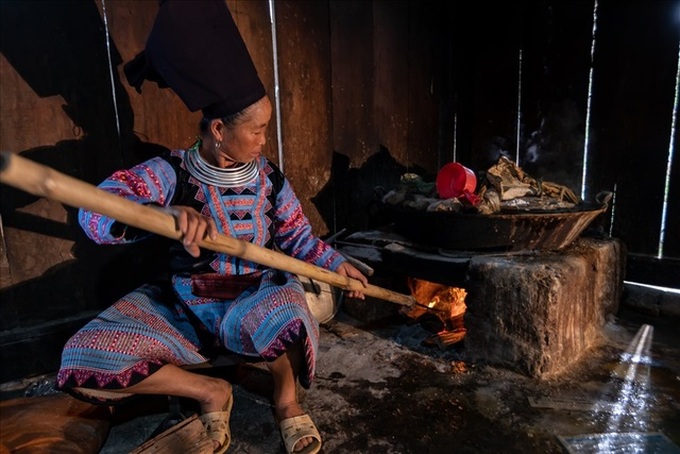 H'mong ethnic group continues traditional paper-making craft - 4