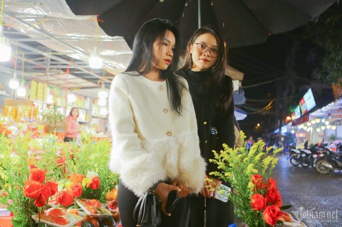 People rush to Tay Ho Temple for worshiping at midnight - 3 People rush to Tay Ho Temple for worshiping at midnight - 3