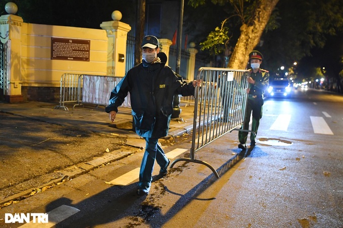 Hanoians celebrate lifting of hospital lockdown - 2 Hanoians celebrate lifting of hospital lockdown - 2