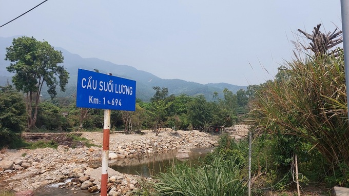 Illegal tourism services rampant by Danang stream - 1