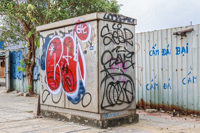 Many Danang streets defaced with graffiti - 3 Many Danang streets defaced with graffiti - 3