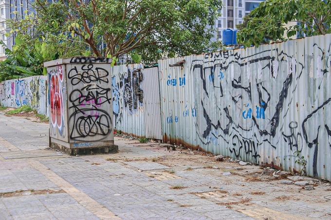 Many Danang streets defaced with graffiti - 1 Many Danang streets defaced with graffiti - 1