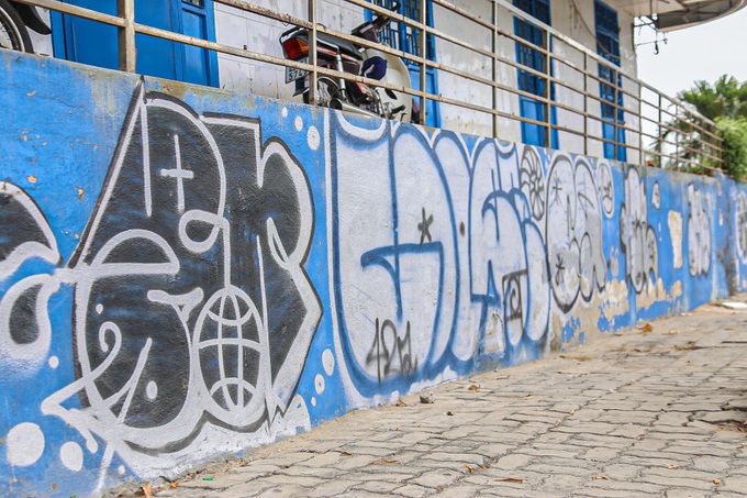 Many Danang streets defaced with graffiti - 2 Many Danang streets defaced with graffiti - 2