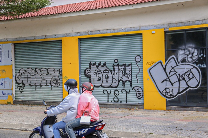 Many Danang streets defaced with graffiti - 4 Many Danang streets defaced with graffiti - 4