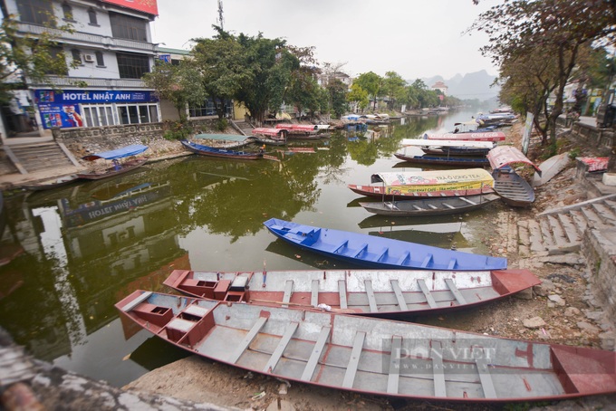 Thousands of boats at Huong Pagoda left idle amid pandemic - 1