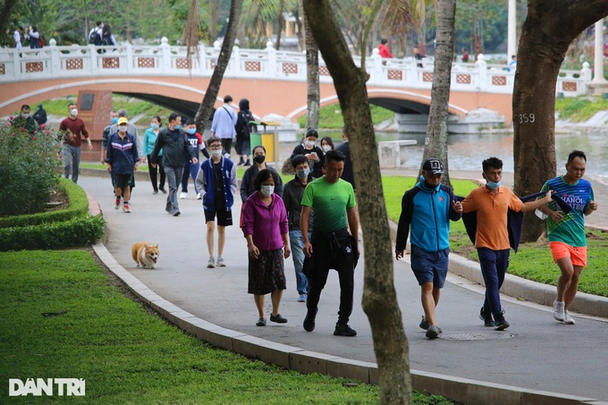 Hanoi’s public places crowded amid Covid-19 infection fall - 6