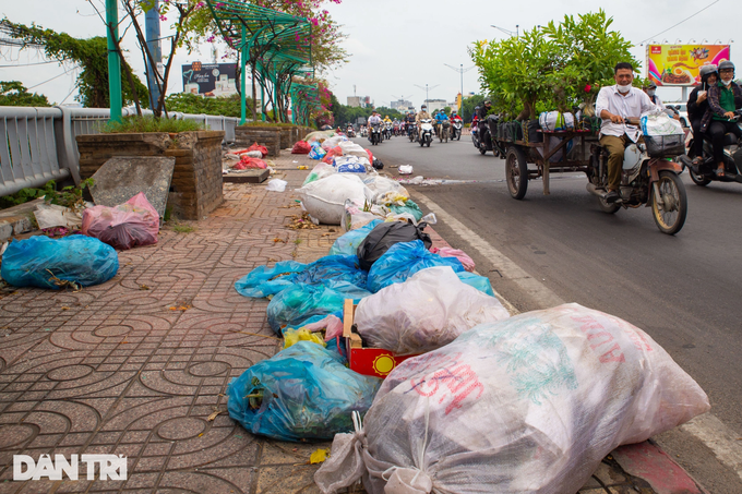 HCM City bridges suffer dumping - 2