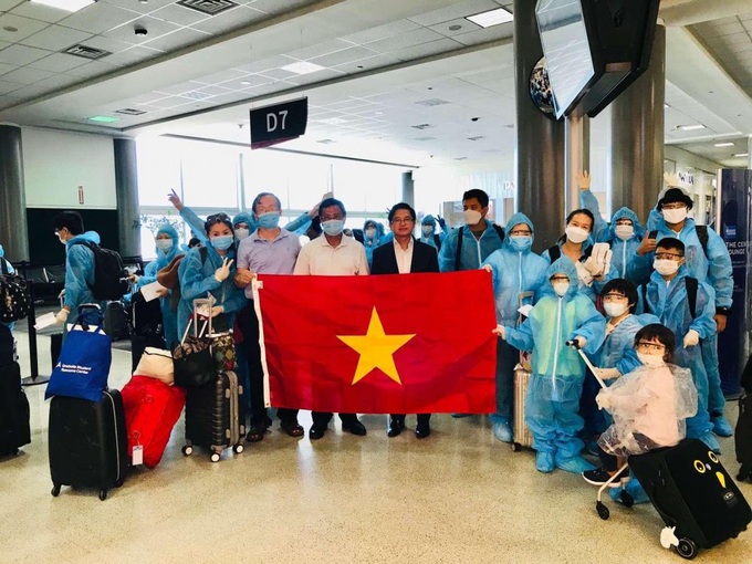 Nearly 350 Vietnamese citizens return from the US - 1
