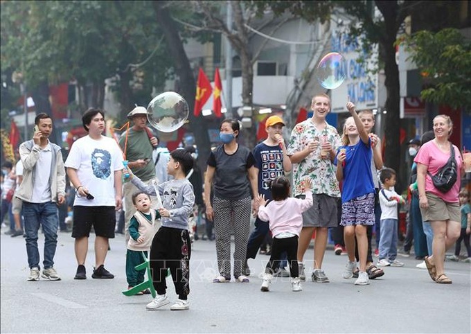 Around 402,000 tourists visit Hanoi on New Year holiday - 1