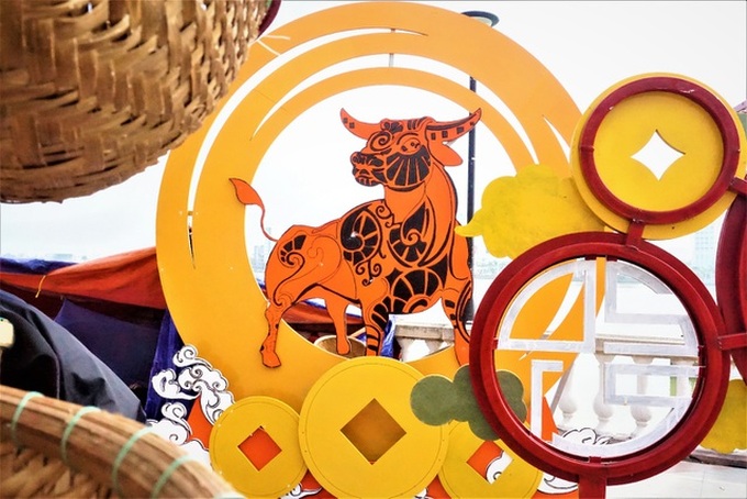 Danang streets decorated for Tet - 9