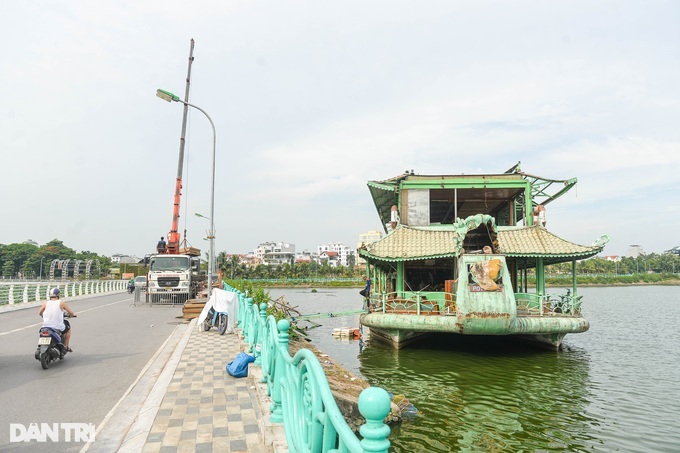Last tourist boat on West Lake dismantled - 2 Last tourist boat on West Lake dismantled - 2