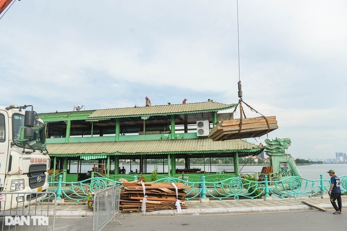 Last tourist boat on West Lake dismantled - 6 Last tourist boat on West Lake dismantled - 6
