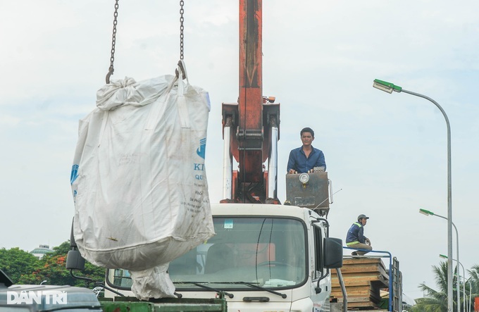 Last tourist boat on West Lake dismantled - 5 Last tourist boat on West Lake dismantled - 5