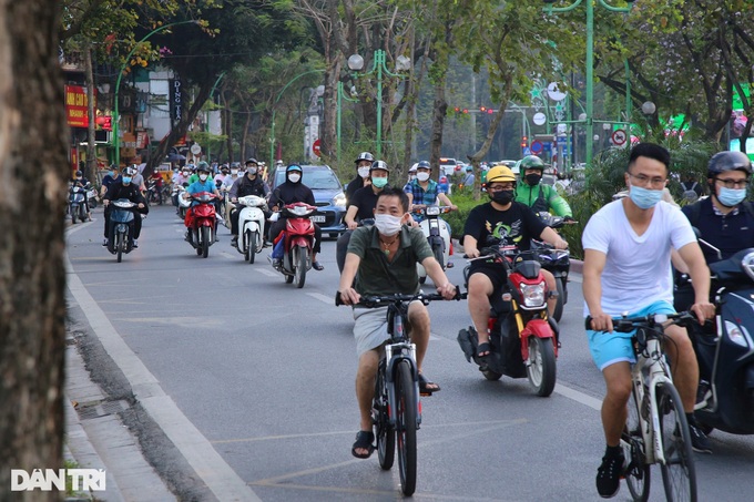 Hanoi’s public places crowded amid Covid-19 infection fall - 1