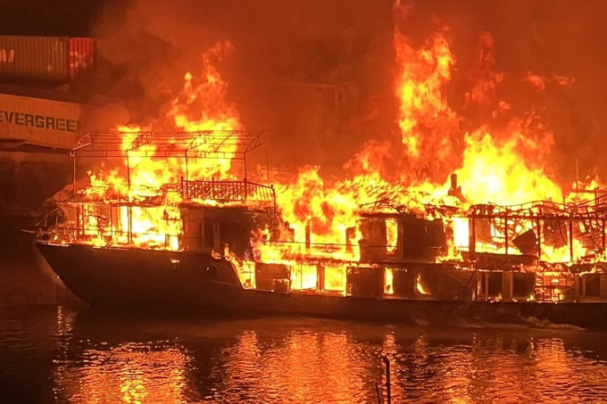 Three tourist boats destroyed in Quang Ninh fire - 1