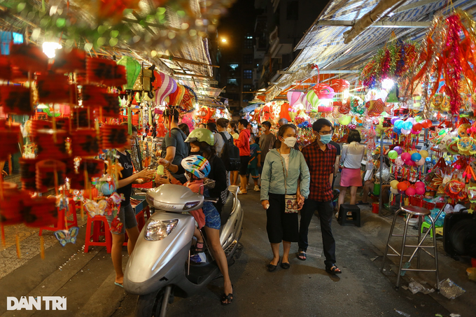 HCM City’s lantern street bustling before Mid-Autumn Festival - 3