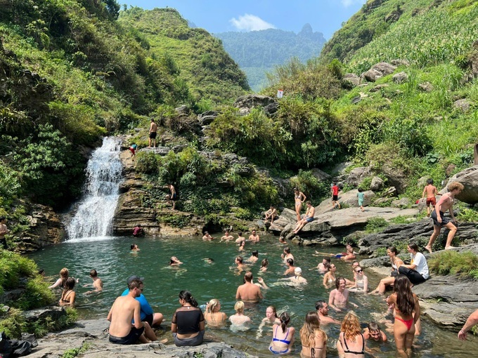 Ha Giang bans swimming at Du Gia waterfall following drowning - 1 Ha Giang bans swimming at Du Gia waterfall following drowning - 1
