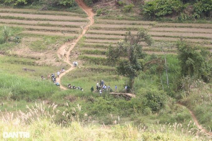 Poor Nghe An villagers need support to build a bridge - 1