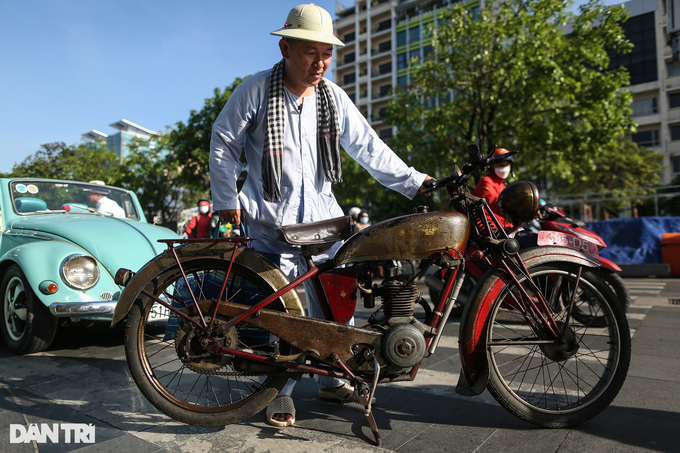 Many historic vehicles parade on HCM City streets - 3 Many historic vehicles parade on HCM City streets - 3