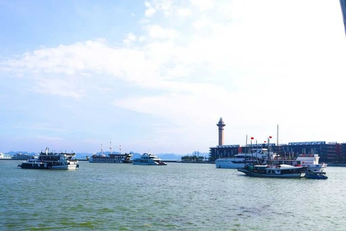 Ha Long city welcoming tourists back - 1