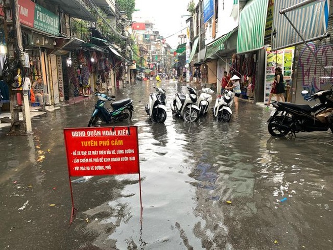 Heavy rains flood many Hanoi streets - 1