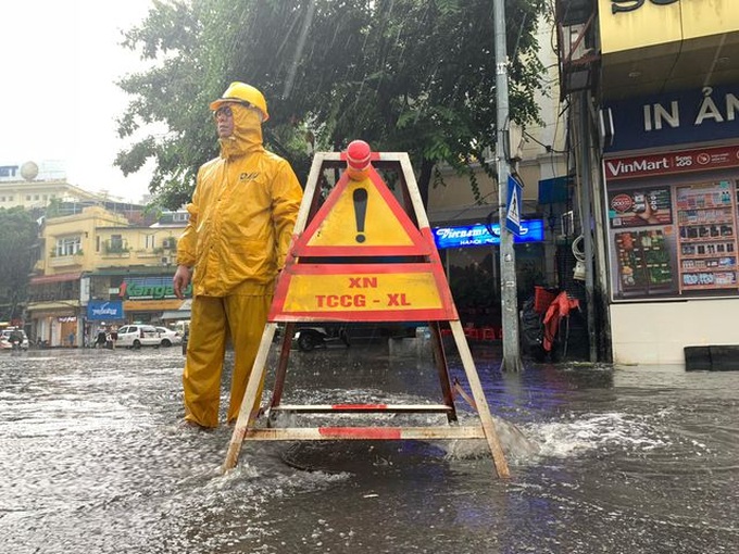 Heavy rains flood many Hanoi streets - 3