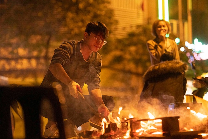 Hanoians huddle up amid first cold spell - 2
