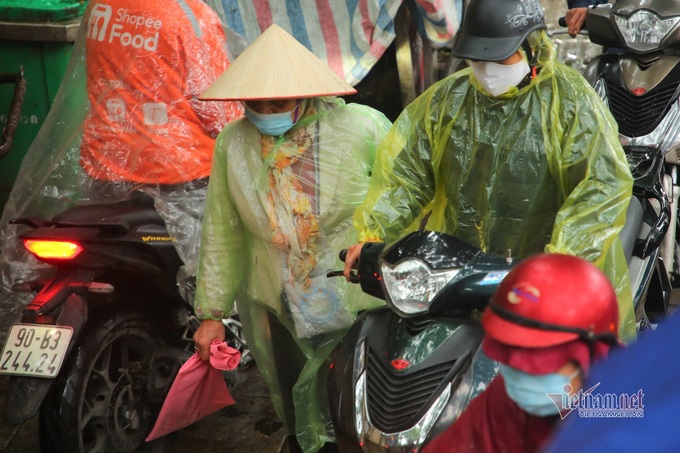 Hanoi streets face serious congestion on cold Monday morning - 5 Hanoi streets face serious congestion on cold Monday morning - 5