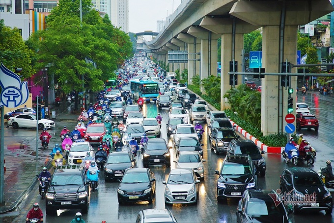 Hanoi streets face serious congestion on cold Monday morning - 1 Hanoi streets face serious congestion on cold Monday morning - 1
