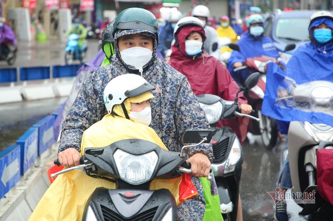 Hanoi streets face serious congestion on cold Monday morning - 2 Hanoi streets face serious congestion on cold Monday morning - 2