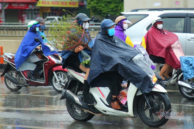 Hanoi streets face serious congestion on cold Monday morning - 7 Hanoi streets face serious congestion on cold Monday morning - 7