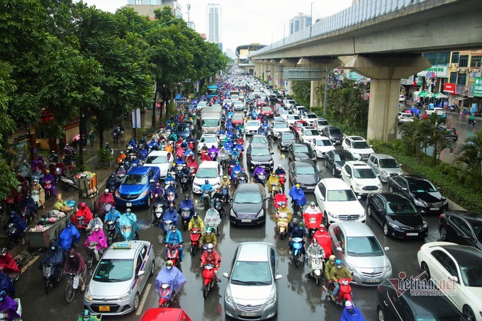 Hanoi streets face serious congestion on cold Monday morning - 3 Hanoi streets face serious congestion on cold Monday morning - 3