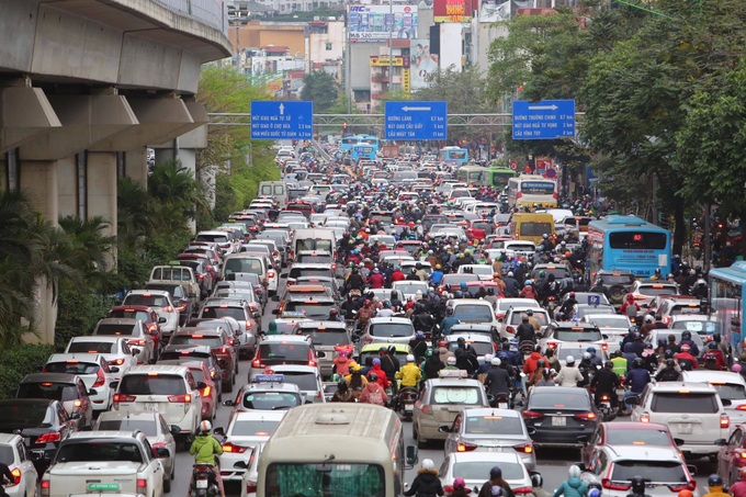 Main Hanoi roads jammed as students return to school - 2 Main Hanoi roads jammed as students return to school - 2