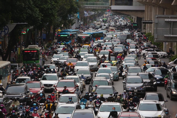 Main Hanoi roads jammed as students return to school - 1 Main Hanoi roads jammed as students return to school - 1