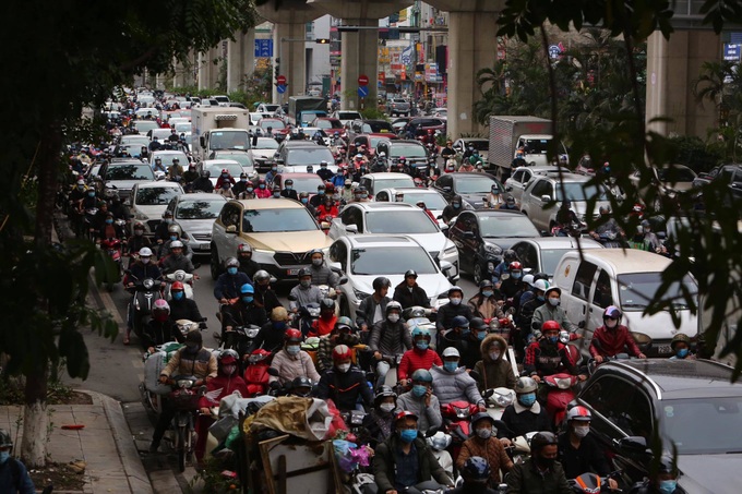 Main Hanoi roads jammed as students return to school - 4 Main Hanoi roads jammed as students return to school - 4