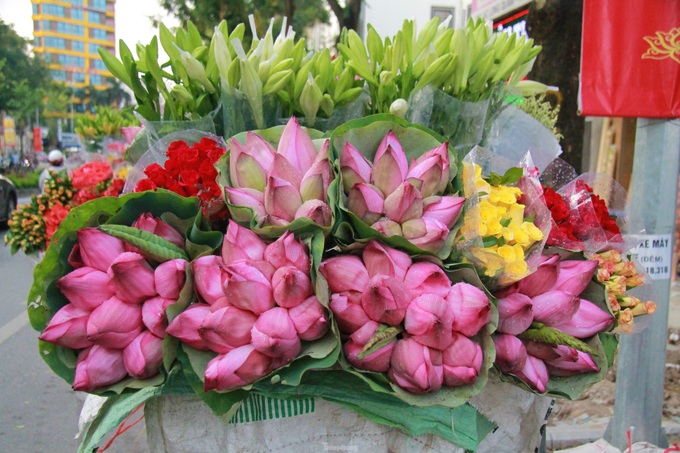 Lotus flower season arrives on Hanoi streets - 3