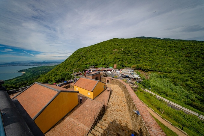 Hai Van Gate attracts visitors after being restored - 1