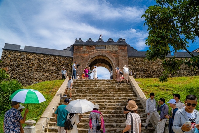 Hai Van Gate attracts visitors after being restored - 3