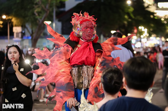 Halloween atmosphere covers HCM City pedestrian street - 3