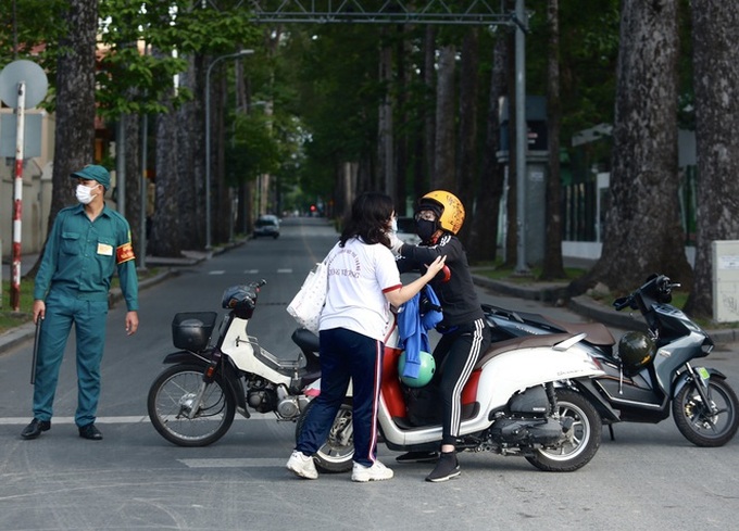 PM urges HCM City to tighten social distancing - 1